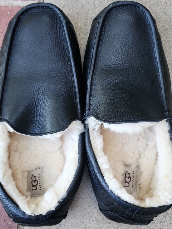 UGG Australia Men\'s Black Leather Shearling-Lined Slip-On Moccasin main image 9